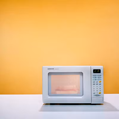 Một mẹo hữu dụng khác để ăn thịt nướng an toàn là làm nóng thịt trong lò vi sóng từ 1-2 phút ở công suất trung bình trước rồi mới nướng. Cách này sẽ làm giảm được 90% lượng HCA. Nhưng nhớ phải bỏ nước thịt đi vì đó chính là nơi có chứa các chất sinh ung thư.