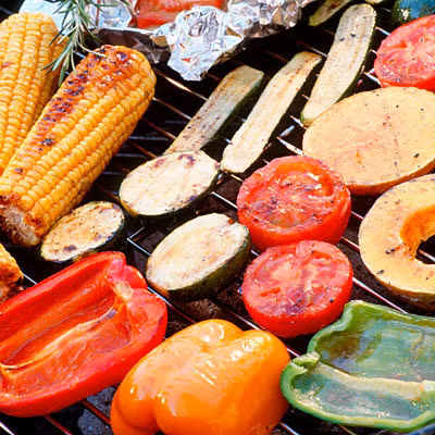 Cũng là đồ nướng nhưng rau củ nướng lại không có các chất sinh ung thư như thịt nướng. Vì vậy, nếu thèm ăn đồ nướng, hãy ăn một nửa thịt, một nửa là rau củ nướng để giảm bớt lượng HCA. 