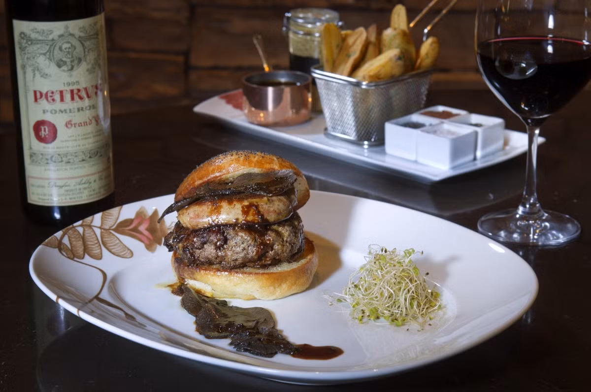 Một chiếc bánh burger được đặt tên là Fleurburger 5000 và 5.000 chính là giá của chiếc bánh, tính bằng đô la Mỹ. Tại sao ư? Món ăn đắt nhất thế giới này được làm từ thịt bò Kobe, bên trên còn có nấp truýp và gan ngỗng. Chưa hết, chiếc bánh còn được đi kèm với khoai tây chiên và một chai rượu Chateau Petrus năm 1995 (cũng có giá khoảng 5.000 USD). Ngoài ra còn kèm theo hai chiếc ly Ichendorf Brunello. 