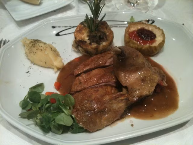 Thịt vịt ép là một trong những món ăn ngon nhất nước Pháp nhưng cảnh chế biến thì khá “nhức nhối”. Đầu tiên vịt được nấu tái lên, chân và ức vịt được cắt ra và ngâm vào rượu cognac. Trong lúc chờ đợi, phần còn lại của con vịt sẽ được lột da và đưa vào một loại máy ép để vắt hết tiết, dịch ruột và cả nước thịt. Nước này sẽ được nêm nếm và biến thành một loại nước sốt đổ lên phần thịt đã nấu kia.