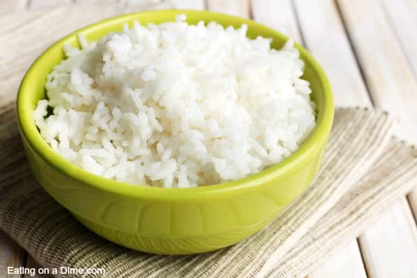 Theo NHS, chính cách bảo quản cơm sau khi nấu mới là nguyên nhân gây ngộ độc. Gạo chưa nấu thường có chứa các bào tử vi khuẩn hình que – một loại vi khuẩn có khả năng gây ngộ độc thực phẩm. 