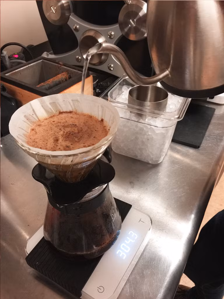 Nếu sau khi biết những thông tin này, bạn không biết nên pha cà phê theo kiểu nào thì đừng lo lắng. Các chuyên gia đều đồng ý rằng sự khác nhau giữa cà phê pha nóng và cà phê ủ lạnh là không đáng kể, cơ bản là bạn muốn gì ở tách cà phê sẽ uống. Nếu muốn có thêm chất chống oxy hóa, cà phê pha nóng sẽ hợp với bạn. Nhưng nếu bạn muốn một tách cà phê êm dịu, không ảnh hưởng đến răng và dạ dày thì nên chọn cà phê ủ lạnh. Còn về hàm lượng caffein thì với tỉ lệ nước – cà phê như nhau thì lượng caffein trong cà phê cũng là như nhau.