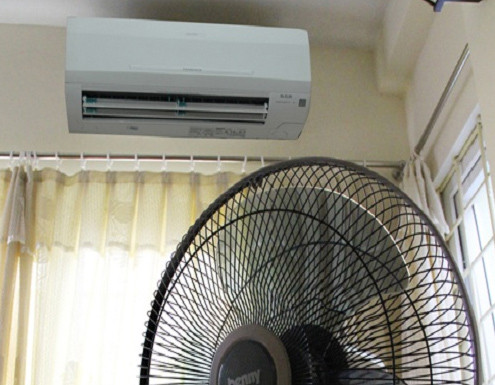 Một cách vừa làm mát nhanh, an toàn vừa tiết kiệm điện là bật kèm quạt khi bật điều hòa. Bạn có thể để điều hòa ở nhiệt độ 27-28 độ C và kèm theo quạt sẽ khiến nhiệt độ phòng mát dịu hơn mà không ảnh hưởng sức khỏe. (Ảnh: Vietnamnet).
