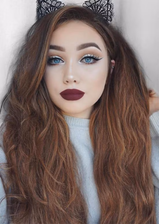 Trang điểm mắt mèo: Mắt mèo cổ điển hợp với môi đỏ nâu và mắt màu bạc khiến bạn trông quen mà lạ. Kiểu trang điểm này hợp với mọi lúc, mọi nơi và mọi trang phục. 