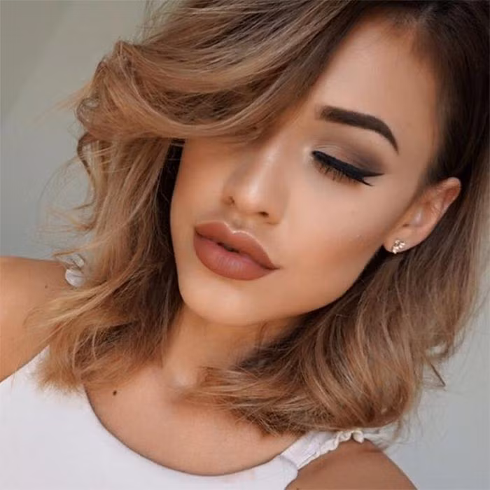 Mắt khói nhẹ: Đây là kiểu trang điểm ngày xuân vừa hợp với những người thích nhẹ nhàng lại vừa hợp với những người cá tính. Với màu son ton-sur-ton với màu mắt, vẻ đẹp của bạn sẽ dễ khiến người khác phải tan chảy. 