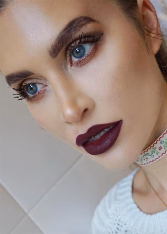 Môi đỏ đậm burgundy: Nếu chỉ muốn thu hút sự chú ý vào đôi môi thì đây là cách làm: chỉ đánh một chút phấn mắt màu nhạt rồi chải vài lớp mascara rồi kẻ lông mày rậm. 