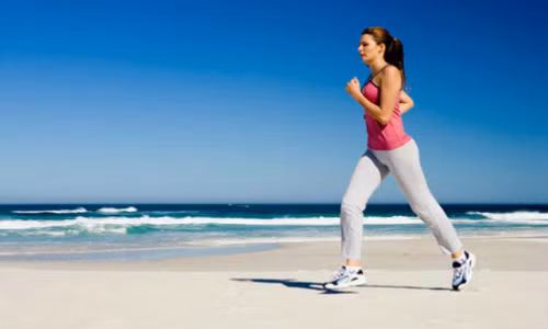 Có lý do để hiểu tại sao chạy bộ đóng vai trò quan trọng trong việc giữ dáng. Đây là một môn thể thao xây dựng sức bền và đốt khá nhiều calo. Trung bình một phụ nữ nặng 55kg đốt được khoảng 340 calo khi chạy trong 30 phút.