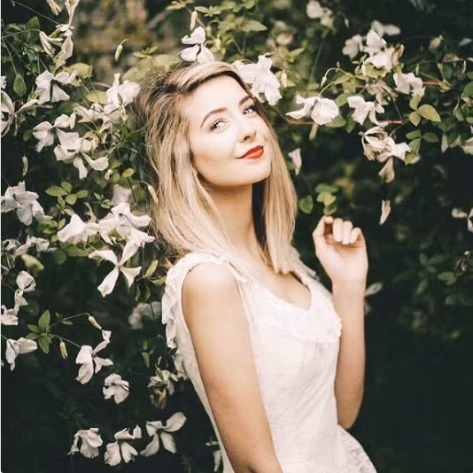 Blogger Zoella từng ghi dấu ấn của mình trong thế giới làm đẹp với cuốn tiểu thuyết bán chạy “Girl online” và có dòng mỹ phẩm riêng. Trên blog của mình, cô chia sẻ những trải nghiệm thực tế về cuộc sống, du lịch, đồ ăn thức uống, trang điểm, dưỡng da… 