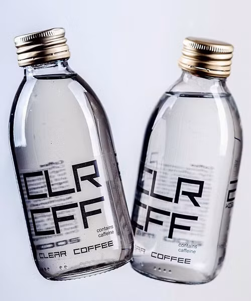 Café không màu có tên Clr Cff là phát minh của anh em Adam và David Nagy người Slovakia. Đây là loại cà phê làm từ hạt cà phê Arabica và nước tinh khiết bằng một phương pháp “chưa từng được áp dụng” và sẽ hoàn toàn không làm hỏng răng.. 