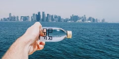 Cà phê trong suốt được đóng sẵn thành chai 200ml và có chứa 100mg caffein. Như vậy bạn phải uống 2 chai thì mới bằng một cốc cà phê bán tại Starbucks. 