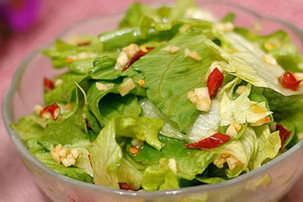 Rau diếp: Thành phần chủ yếu là nước nên lượng calo nạp vào khi ăn rau diếp hoàn toàn không đáng kể. Mỗi 100g rau diếp chỉ chứa 14 kcals. 