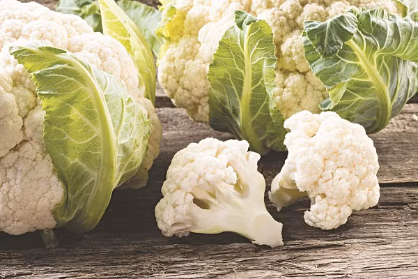 Súp lơ: Mỗi một cây súp lơ tuy to nhưng chỉ chứa 3 kcals. Một phần súp lơ có thể đáp ứng 77% nhu cầu của cơ thể về vitamin C. Loại rau hoa này cũng chứa nhiều các vitamin quan trọng khác. 