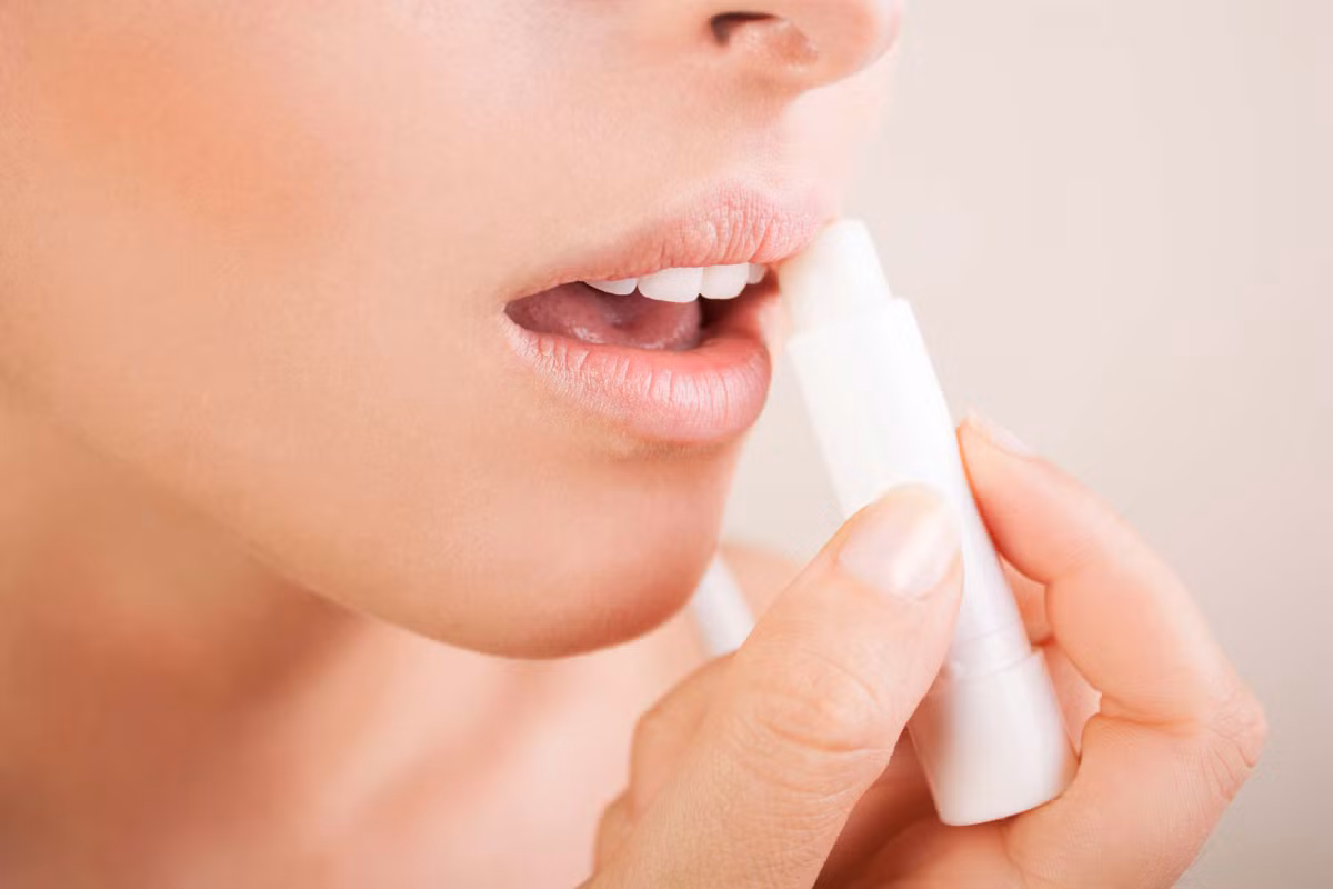 Bạn có phải là người nghiện bôi kem dưỡng môi hay không? Bôi quá nhiều dưỡng môi sẽ khiến da môi không tự tiết được dầu và còn làm xuất hiện các chấm nhỏ. Nếu bạn đang dùng dưỡng môi tự nhiên, chất lượng tốt thì chỉ cần một lượng nhỏ hơn hạt đậu là đủ. (Ảnh: Rd)