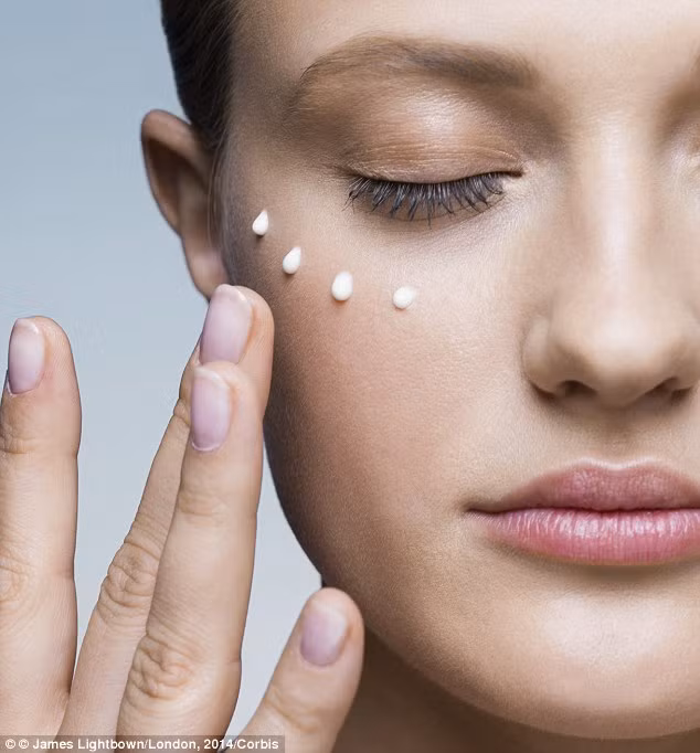 Vùng mắt: Vùng da quanh mắt mỏng hơn các vùng da khác và có ít tuyến dầu hơn nên hấp thu nhiều hơn. Mỗi mắt cần một lượng kem bằng hạt gạo rồi nhẹ nhàng dùng ngón nhẫn bôi kem lên vùng da mắt theo kiểu chấm nhẹ. Lưu ý không được chà xát hay kéo mạnh vì dễ làm da lão hóa sớm. (Ảnh: Dailymail)