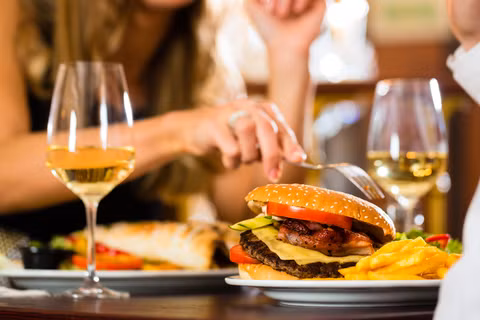 Muốn uống rượu không say thì không uống rượu khi bụng đói. Ăn gì đó trước khi uống rượu bia sẽ làm tăng khả năng chống say rượu. (Ảnh: universityhealthnews)