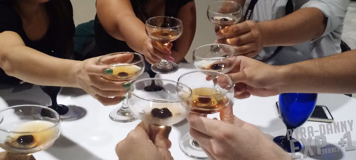 Nên uống “sạch”: Bạn càng cho nhiều thứ vào rượu thì càng dễ say và càng say lâu. Một ly rượu được coi là “sạch” khi có tối đa 2 thành phần, chẳng hạn như rượu rum pha với coca. (Ảnh: wordpress)