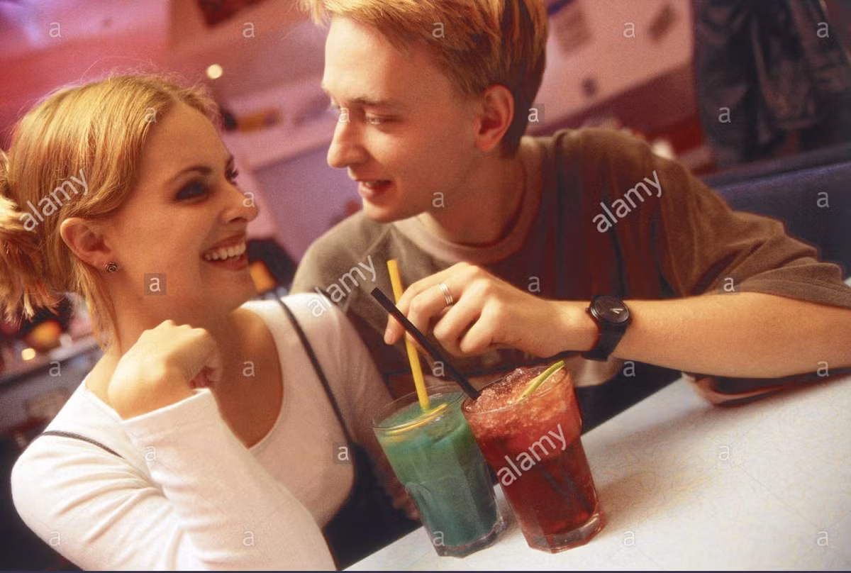 Đừng uống rượu bia rồi ngồi một chỗ. Nên đứng lên đi lại nói chuyện với mọi người. Rất nhiều người cứ ngồi uống cho đến khi nhận ra là mình đã uống quá khả năng cho phép. (Ảnh: alamy)