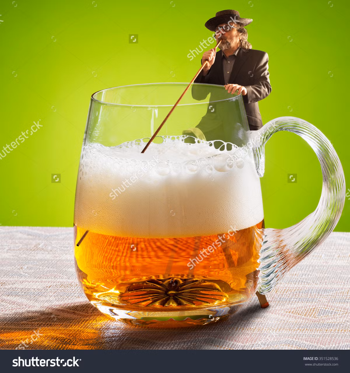 Đối với rượu, bia không nên uống bằng ống hút mà nên nhấp từng ngụm nhỏ. Nên uống chậm để tránh bị nhiễm độc. (Ảnh: shutterstock)