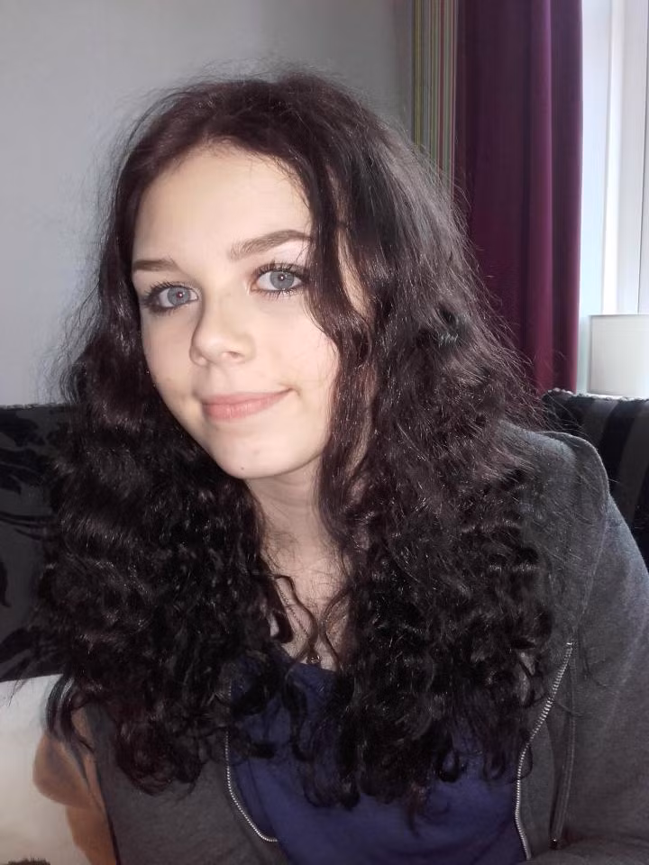 Sáng ngày 10/4, Molly Pawlett, 14 tuổi, sống tại Daventry (Anh) ngủ dậy và cảm thấy sức khỏe của mình đang có vấn đề. Khi được đưa tới bệnh viện cấp cứu, các bác sĩ phát hiện ra hiện tượng nhiễm trùng máu đã bắt đầu tấn công cơ thể cô gái. 