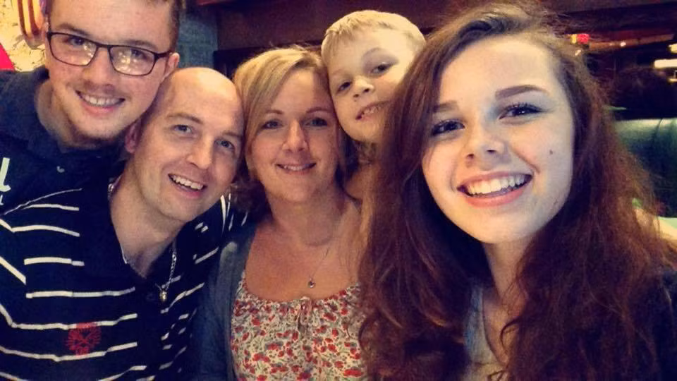 Các triệu chứng nhiễm độc cấp tính cần lưu ý là: sốt cao trên 39 độ C, xuất hiện các dấu hiệu giống như cúm như đau đầu, ớn lạnh, đau cơ, đau họng, ho, có thể bị tiêu chảy, toàn thân xuất hiện phát ban như cháy nắng, xuất hiện các đốm trắng ở mắt; môi và lưỡi đỏ, chóng mặt, khó thở... 