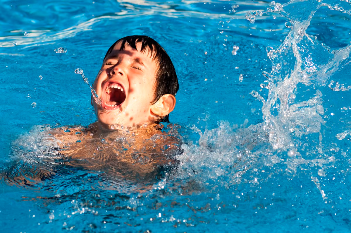 Bạn chỉ được gọi là biết bơi khi có thể thực hiện 5 kỹ năng bơi sau: Nhảy chúi đầu xuống nước, đạp chân và quay trở lại mặt nước trong vòng một phút, xoay người vòng tròn dưới nước để tìm lối lên, bơi được ít nhất 22m tới lối thoát và ra khỏi nước không cần dùng thang. Kể cả biết bơi, bạn vẫn có thể bị đuối nước tại những vị trí nguy hiểm hoặc bơi khi say rượu. (Ảnh: Australia Wide First Aid)