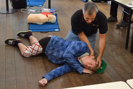 Sau khi sơ cứu xong, cởi bỏ quần áo ướt và thay cho nạn nhân đuối nước quần áo khô, dùng khăn hoặc chăn quấn ấm người, cho nạn nhân uống một ít trà hoặc cà phê (không để nạn nhân ngồi dậy) rồi đưa vào bệnh viện. (Ảnh: healthy).