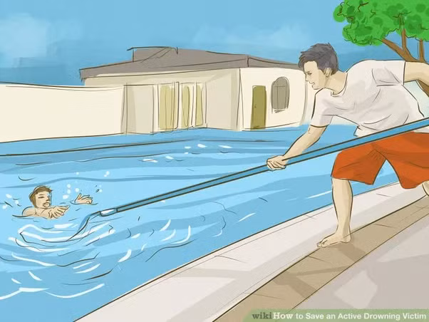 Khi thấy ai đó bị đuối nước, ưu tiên hàng đầu là tìm cách đưa nạn nhân ra khỏi nước càng nhanh càng tốt. Nếu nạn nhân không còn thở, đặt nạn nhân nằm ngửa trên một mặt phẳng cứng rồi áp dụng từng bước trong cách sơ cứu người đuối nước sau đây. Tuyệt đối không bao giờ được cho rằng đã là quá muộn không cứu được, kể cả nạn nhân không phản ứng vẫn cứ tiếp tục hồi sức cấp cứu cho đến khi đội ngũ cấp cứu tới. (Ảnh: wiki)