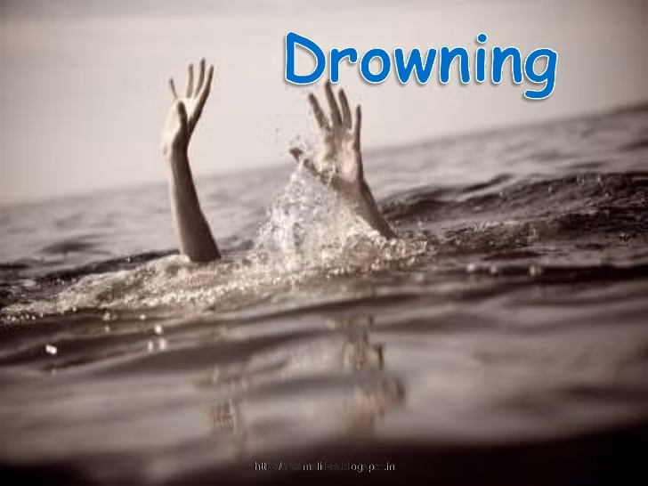  Đuối nước là kẻ giết người thầm lặng. Đây cũng chính là nguyên nhân tử vong hàng đầu của trẻ nhỏ nước ta. Khi bị đuối nước, nạn nhân không thể kêu cứu vì họ đang dùng mọi sức lực để cố gắng thở được và giữ đầu trên mặt nước. Một lý do khác là khi nước chui vào đường hô hấp trên hoặc thanh quản thì gây co thắt khiến nạn nhân rất khó kêu cứu. (Ảnh: parents)