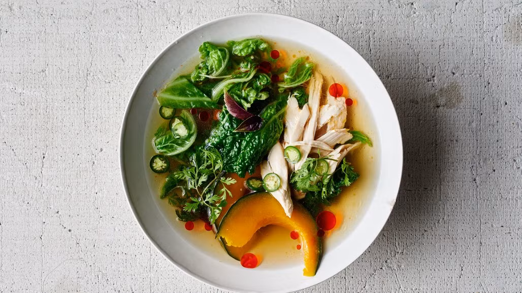 Canh gà cay nấu bí đỏ: Canh gà là món ăn làm dịu tinh thần rất tốt. Ở phiên bản canh gà mùa đông nấu ớt, cắt bí đỏ thành miếng to rồi cho vào nồi đun khoảng 8-10 phút cho mềm. Tiếp đến cho thịt gà đã luộc, xé cùng rau bắp cải vào. Món ăn không thể thiếu dầu ớt cùng các loại rau gia vị như húng quế và mùi. 