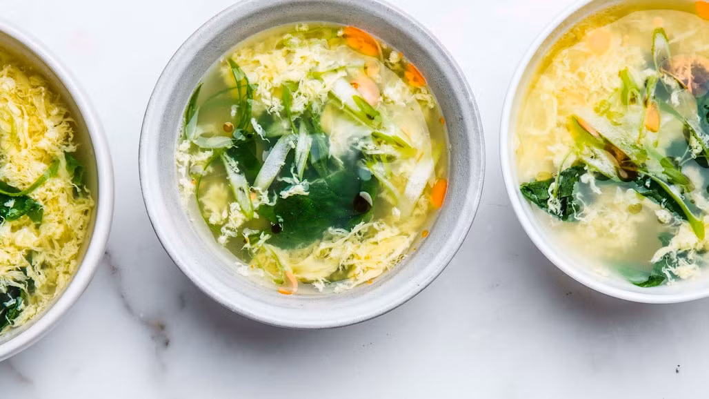 Canh dashi nấu cải bó xôi: Nước dùng dashi được chế biến bằng cách đun sôi tảo bẹ với cá bào rồi ngâm 10 phút, sau đó vớt bỏ xác. Hoặc đơn giản hơn là mua bột dashi về pha với nước. Tiếp đến đập một quả trứng vào khuấy đều, đun sôi lên lần nữa thì tiếp tục cho cải bó xôi vào là ăn được. Khi ăn có thể rắc thêm một ít hành lá và dầu ớt. 