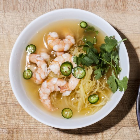 Canh tôm nấu xả: Tôm để nguyên vỏ rồi đảo qua với dầu ăn đến khi tôm chuyển màu hơi hồng thì cho gừng, xả, tỏi và hành vào đảo cùng khoảng 3 phút. Cho nước dùng vào đun nhỏ lửa khoảng 30 phút cho các hương vị quện đều với nhau thì lọc qua lưới, chỉ lấy nước dùng và tôm. Đun tôm với nước dùng thêm khoảng 2 phút nữa cho tôm mềm hẳn, khi ăn rắc thêm rau mùi và ớt. (Nguồn ảnh: Bonappetite) 