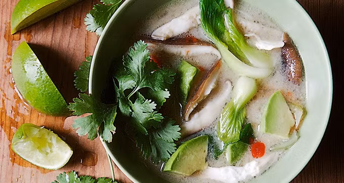 Canh miso thịt gà và rau: Làm nóng dầu ăn và cho hành tây, nấm, cần tây vào đảo qua, nêm gia vị cho vừa, đến khi rau mềm ra thì cho nước dùng và gia vị nấu canh miso vào đun sôi lên. Tiếp đến cho thêm thịt gà và đun nhỏ lửa, hé vung. Đến khi thịt gà mềm thì vớt ra xé nhỏ rồi cho lại vào nồi. Cuối cùng cho rau cải thìa vào. 