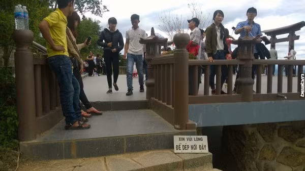 ‘Chon bong lai tien canh’ dong kin nguoi sau MV Lac Troi