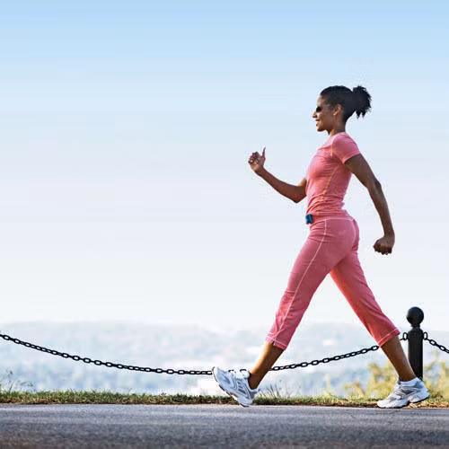 Chế độ ăn kiêng bước chân: Nguyên lý của chế độ ăn kiêng hiệu quả này là ăn khoảng ¾ và đi bộ khoảng 10.000 bước mỗi ngày. Nếu thực hiện được chắc chắn bạn sẽ giảm cân. Tất cả những gì bạn cần thêm là một chiếc máy đếm bước chân. Nếu bạn không thích đi bộ thì hãy tham khảo các bảng hoạt động để biết hoạt động nào tương đương với bao nhiêu bước chân, chẳng hạn như 1 giờ tập yoga sẽ tương đương với đi bộ 3.000 bước chân. 