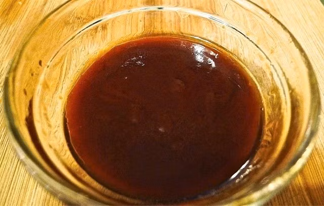 Hòa tất cả các nguyên liệu làm sốt vào bát.