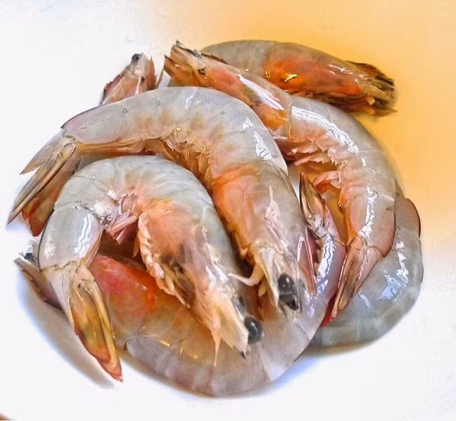 Tôm chọn loại to, nếu vỏ cứng thì có thể bỏ vỏ, rút chỉ lưng. Rửa sạch rồi để ráo.