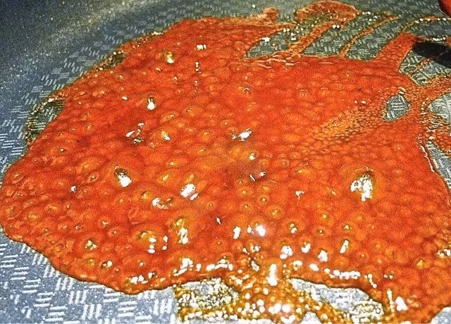 Cho nước sốt đã trộn ở trên vào chảo đun cho đến khi sốt sánh lại, nếm lại cho vừa ăn.