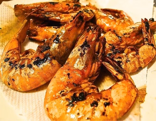 Xúc tôm ra ngay khỏi chảo rồi làm sạch chảo.