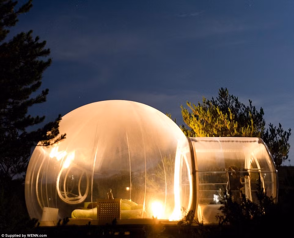 Những bong bóng rất an toàn cho người nằm bên trong. Ảnh: WENN. 