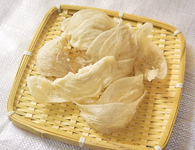 Tổ yến được coi là trứng cá muối của phương Đông. Thành phần của tổ yến là nước bọt của chim yến nên có chứa những enzyme thúc đẩy quá trình phân chia tế bào và các hormone kích thích sự tái tạo và tái sinh tế bào mới. Tổ yến cũng rất tốt cho hệ miễn dịch và trao đổi chất. Thường xuyên ăn thực phẩm chống lão hóa này sẽ khiến da dẻ sáng sủa, trẻ lâu. 