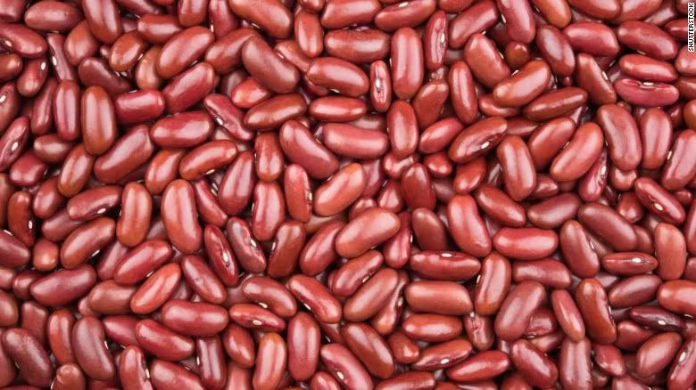 Rất nhiều loại đậu chứa độc tố phytohemagglutinin nhưng mật độ chất này trong đậu đỏ dài là rất cao. Trong vòng từ 1-3 giờ, người ăn đậu sống có thể thấy buồn nôn, tiêu chảy, đau bụng. Độc tố này có thể giảm xuống khi đã nấu chín đậu. (Nguồn ảnh: CNN)