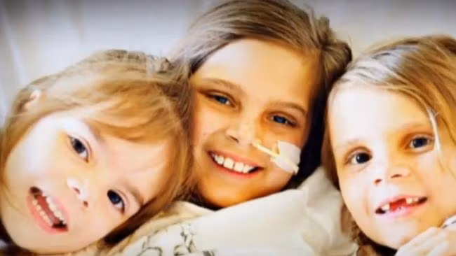 Nhờ được ghép thận, gan cách đây 14 tuần nên sức khỏe của Jayda đã khá hơn và không còn phải gắn ống thở. Nhưng có vẻ như gen của bé Jenna "mạnh" hơn nên cô bé rất ốm yếu.