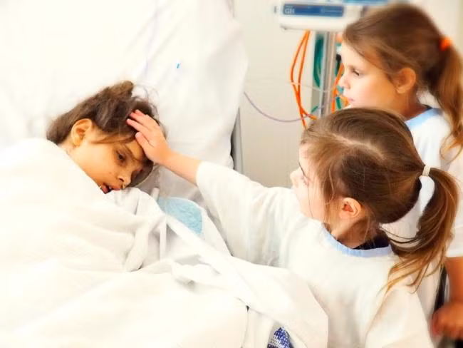 Nhiếp ảnh gia người Australia này có 3 con gái nhưng 2 trong số đó mắc phải một căn bệnh di truyền mà chưa có bác sĩ nào thuộc Bệnh viện nhi Hoàng gia Australia hay bác sĩ nước ngoài nào có thể giải thích được.