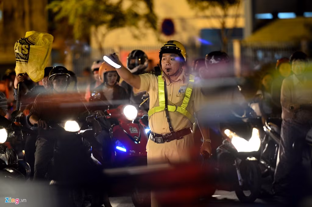 Hàng chục CSGT, CSCĐ, thanh niên xung phong... được huy động tới các vòng xoay này để điều tiết xe cộ. Một chiến sỹ CSGT làm nhiệm vụ tại đây cho biết các giao lộ này hàng ngày thường bị kẹt xe liên hoàn nhưng trong chiều tối nay kẹt xe nặng hơn do đèn tín hiệu tại đây bị trục trặc vào đầu giờ cao điểm. 