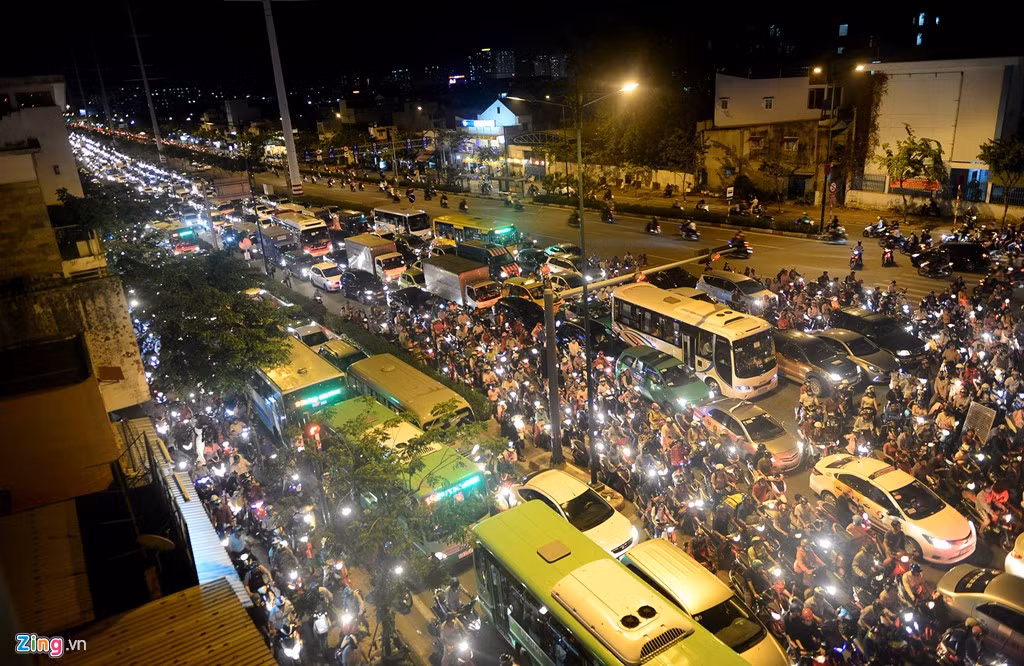 Hàng dài xe cộ ken đặc kéo đến gần vòng xoay Phạm Văn Đồng - Nguyễn Xí.