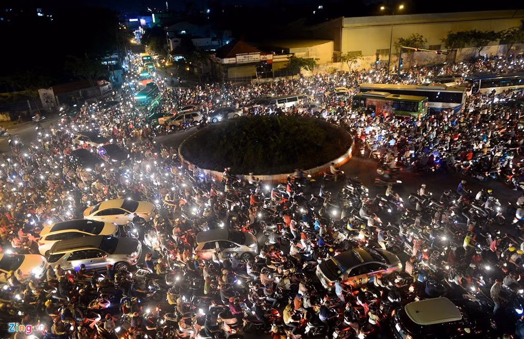 Đến 18h, tại giao lộ Phạm Văn Đồng - Phan Văn Trị, hàng nghìn phương tiện di chuyển trong cảnh lộn xộn, chen chúc nhau. 