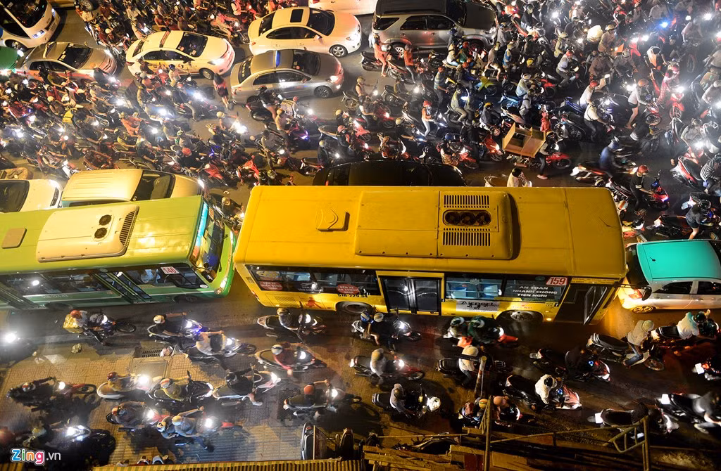 Theo người dân khu vực này hai giao lộ này luôn trong tình trạng đông nghịt xe cộ vào giờ cao điểm.