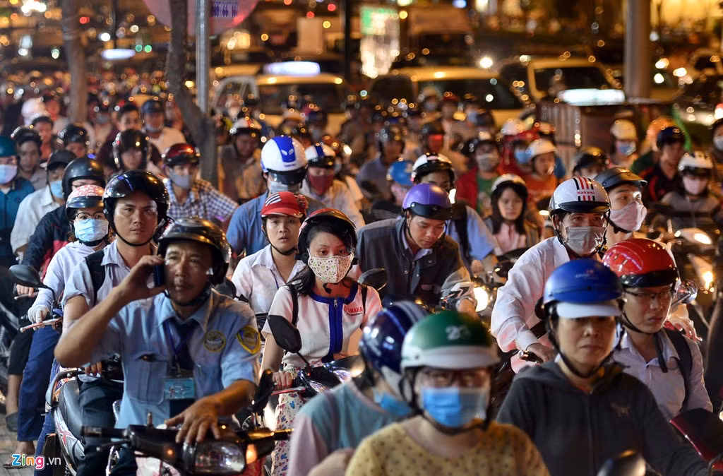 Đến 18h30, xe cộ gần như không thể nhúc nhích được tại khu vực gần vòng xoay. 