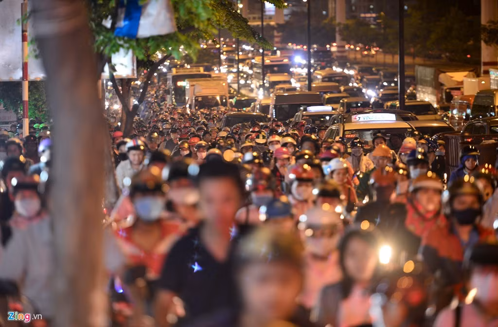 Xe cộ đi lại chật kín trên làn ôtô, xe máy và vỉa hè đường Phạm Văn Đồng. 