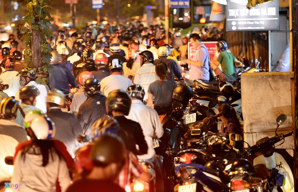 Người đi bộ di chuyển qua khu vực này cũng phải len lỏi qua rừng xe cộ đang bị chôn chân và xe máy để trên vỉa hè. 